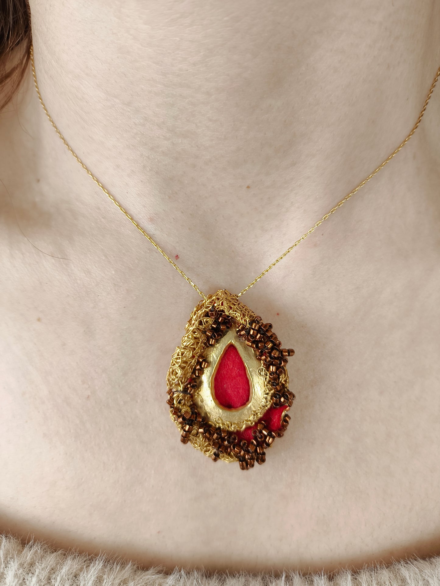 gizemli dream drop kolye – rüyadan ilham alan altın kaplama bronz tasarım