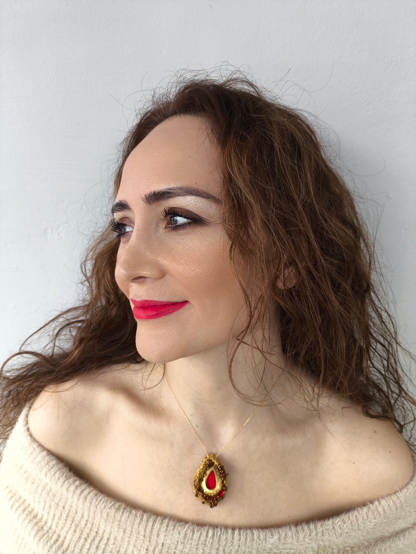 gizemli dream drop kolye – rüyadan ilham alan altın kaplama bronz tasarım