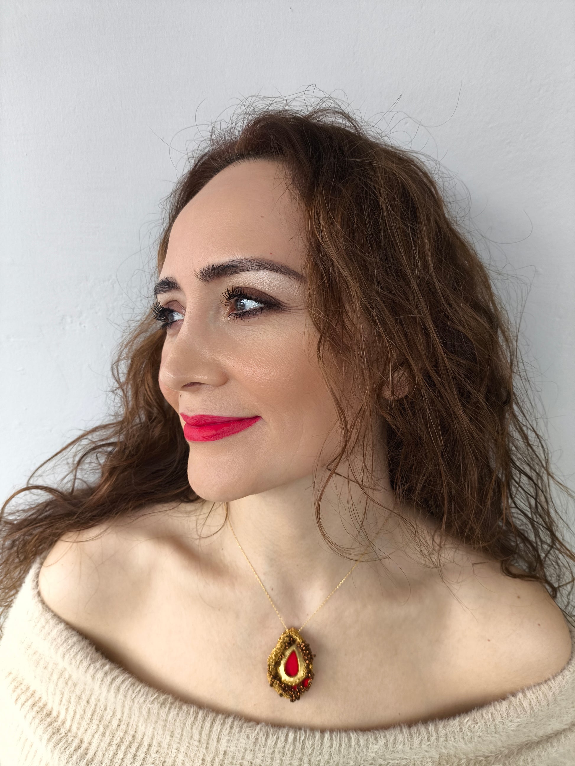 gizemli dream drop kolye – rüyadan ilham alan altın kaplama bronz tasarım