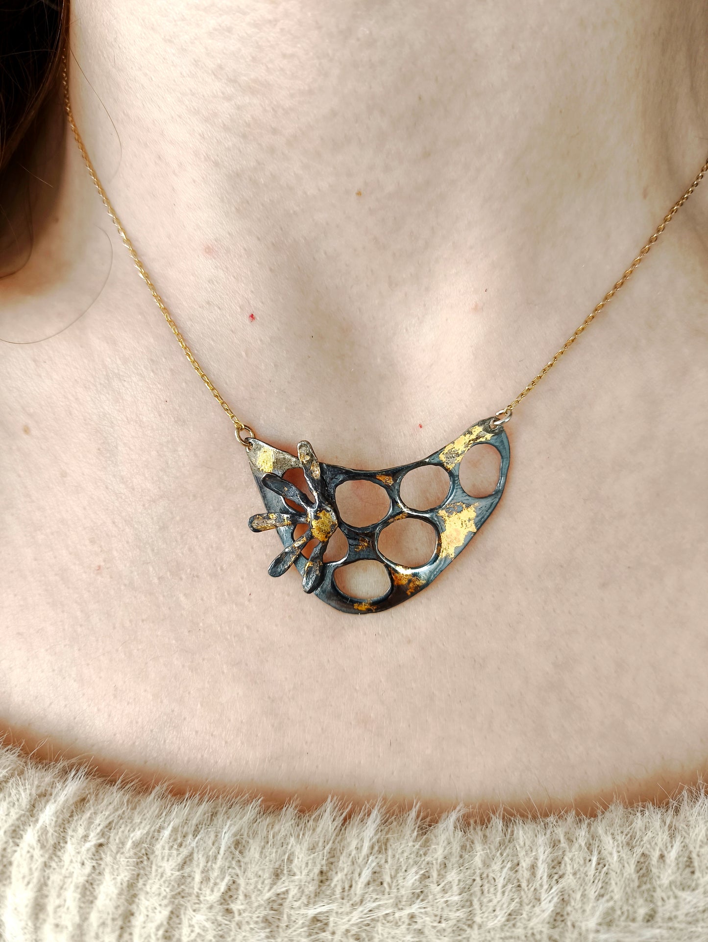 el yapımı gümüş petek kolye - altın kaplama - arıdan ilham alan tasarım