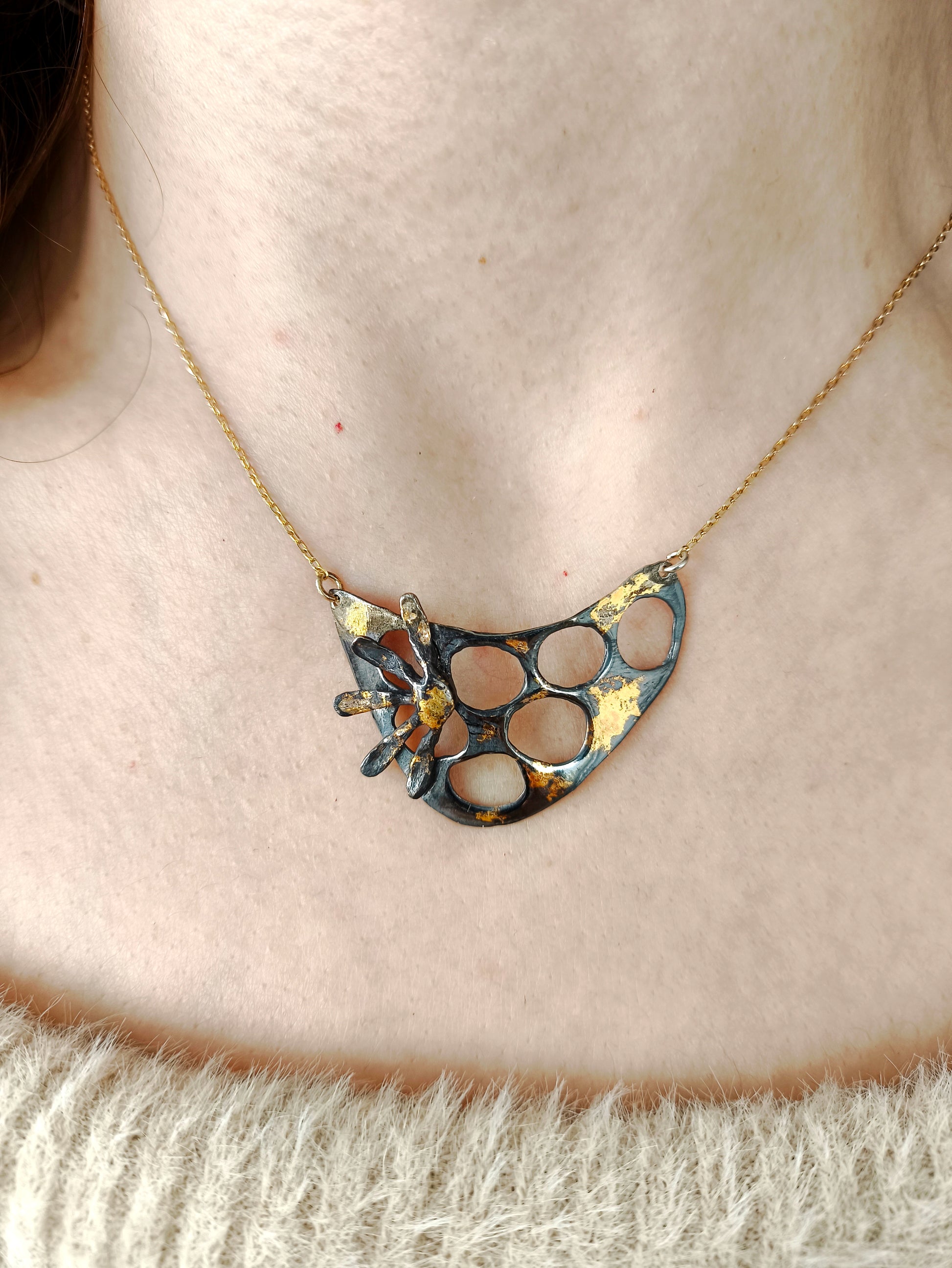 el yapımı gümüş petek kolye - altın kaplama - arıdan ilham alan tasarım