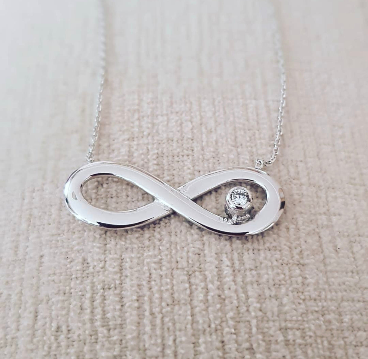 sonsuzluk kolye – rodyum kaplama 925 ayar gümüş zirkon taşlı spiritüel tasarım
