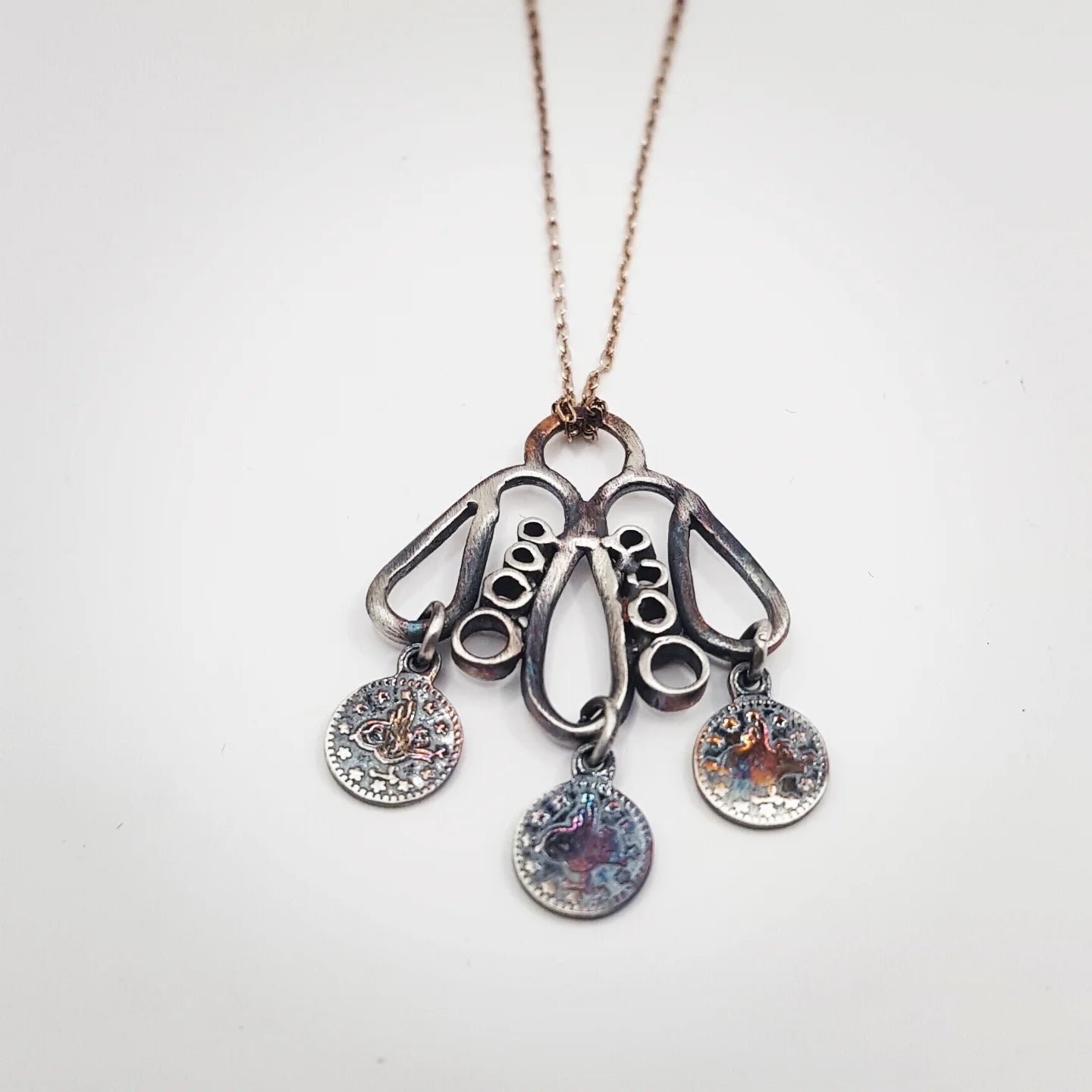 El yapımı gümüş kolye - arı formunda özgürlük temalı takı