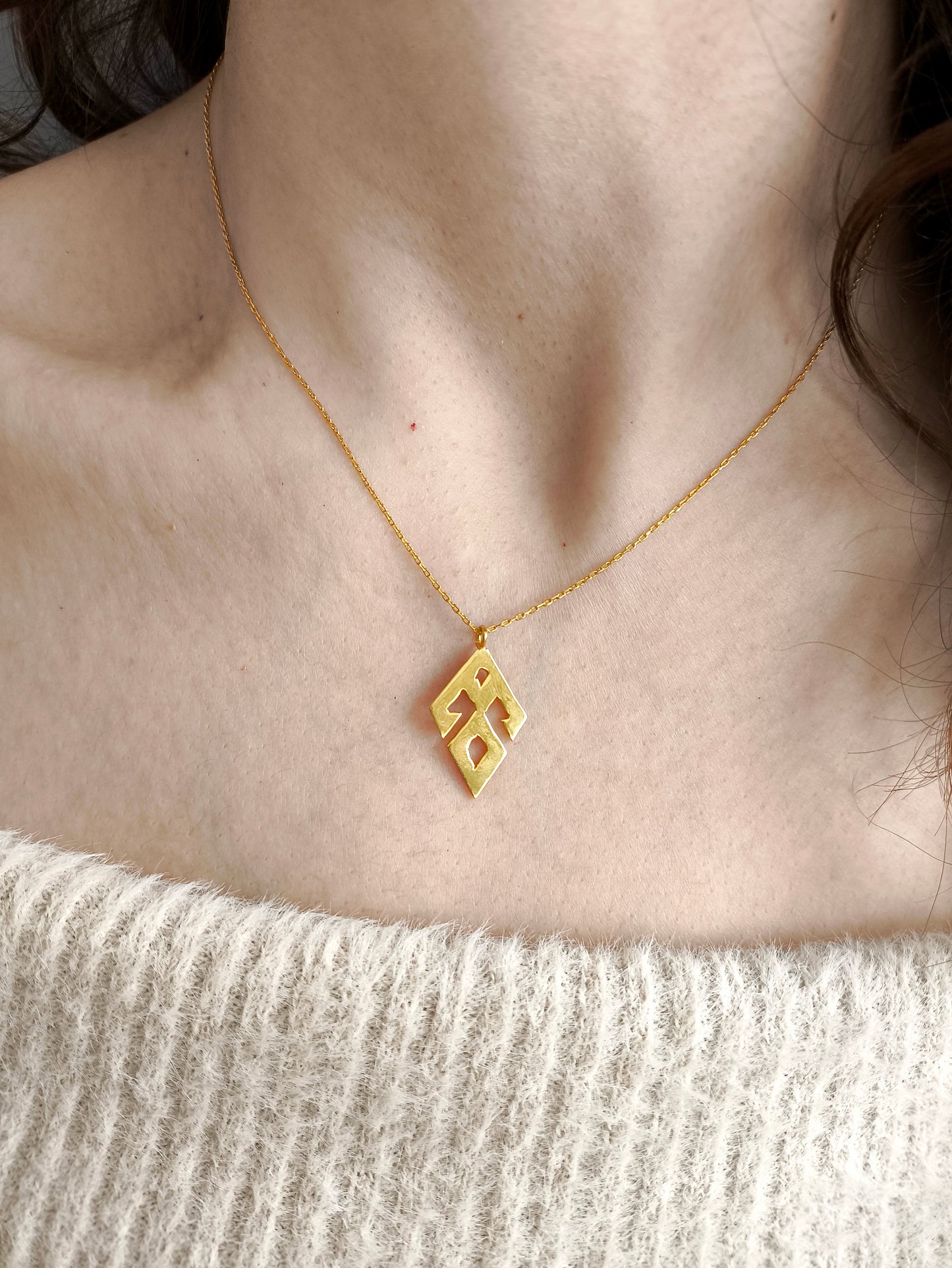 eli belinde kolye desen 2 – kadınlık sembolü, altın kaplama anlamlı takı