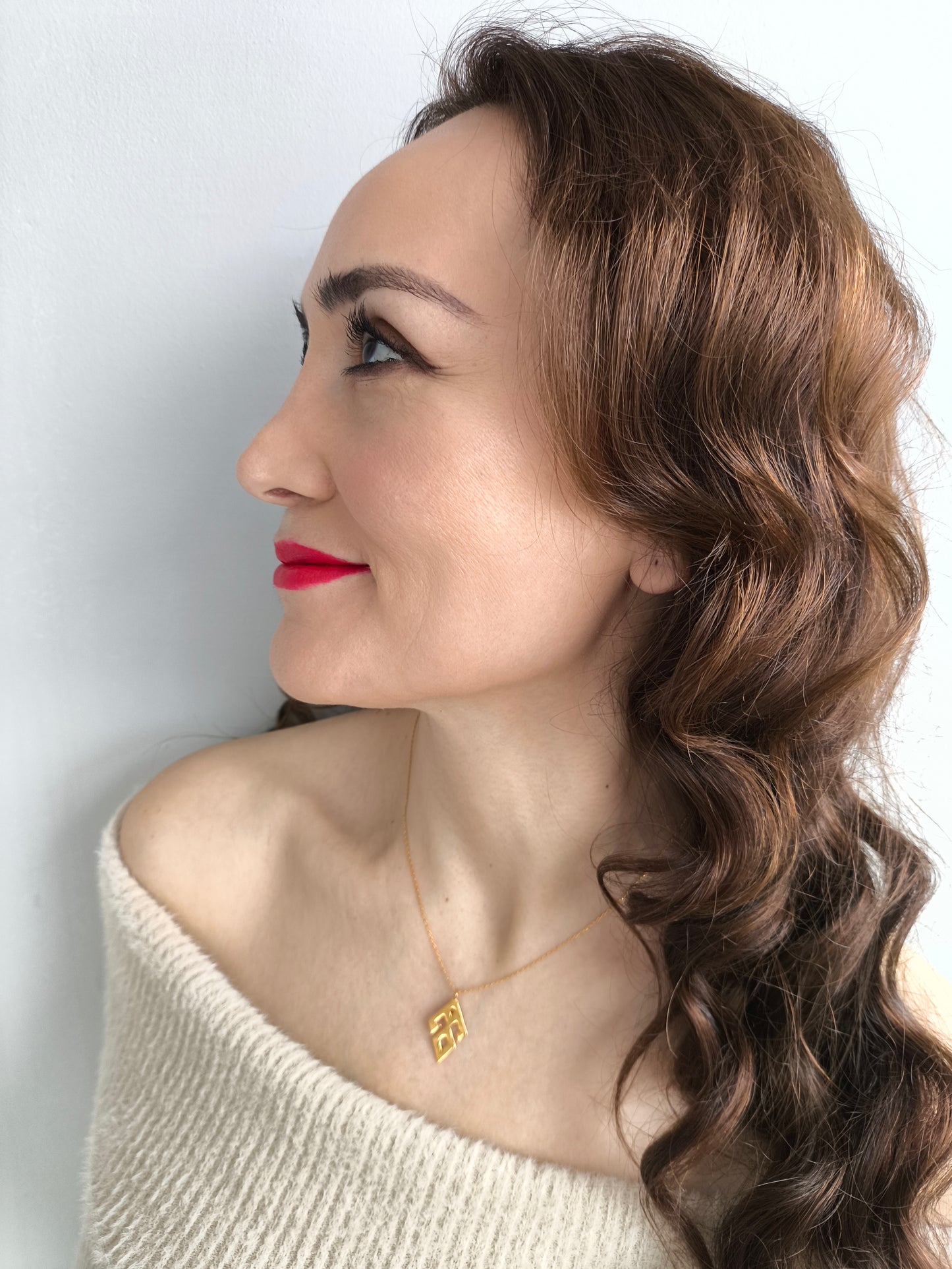 eli belinde kolye desen 2 – kadınlık sembolü, altın kaplama anlamlı takı