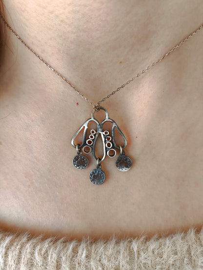 El yapımı gümüş kolye - arı formunda özgürlük temalı takı