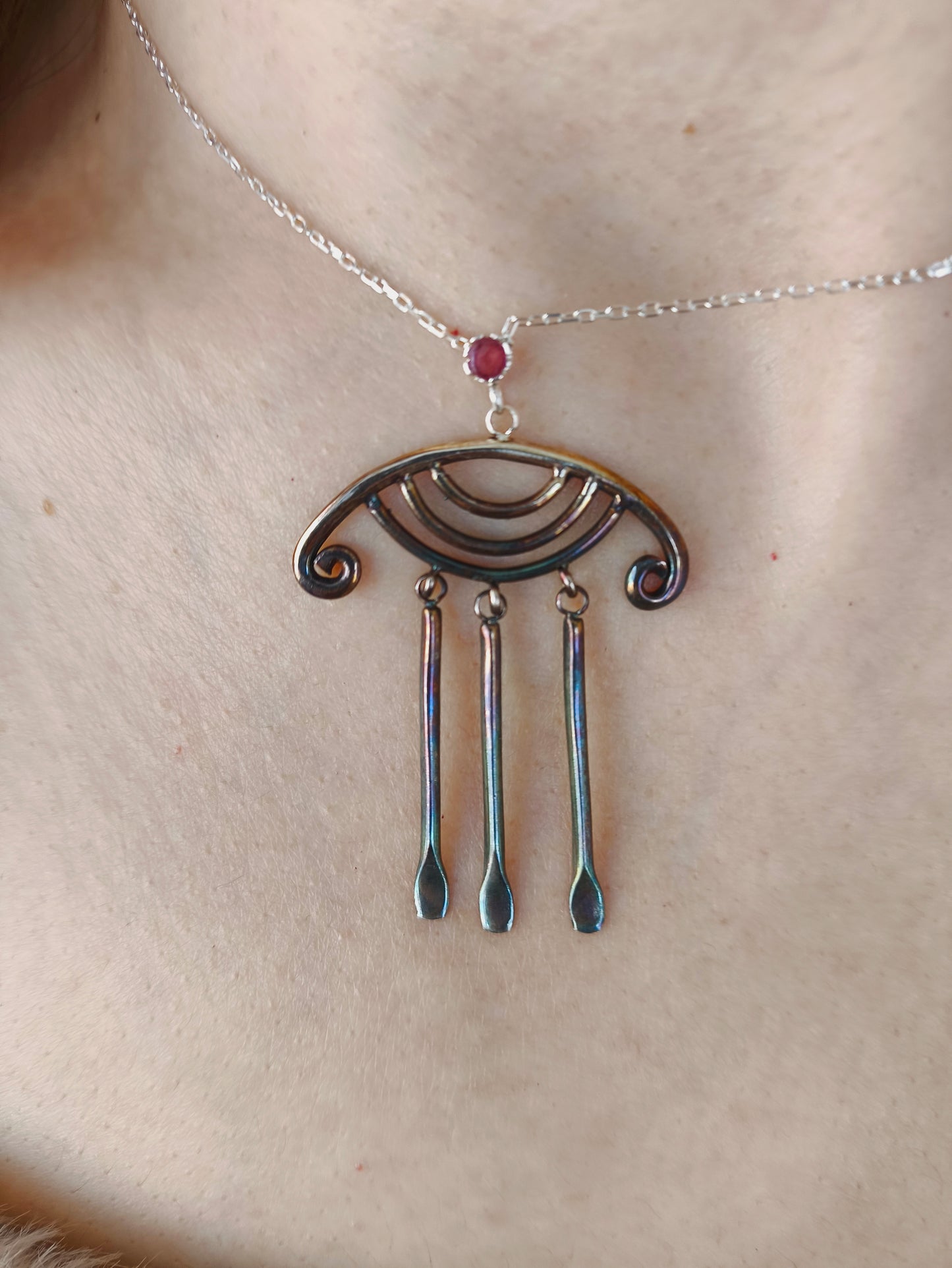 otantik kadın kolye – koçboynuzu motifli doğal taşlı gümüş/altın takı – bolluk sembollü tasarım