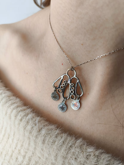 El yapımı gümüş kolye - arı formunda özgürlük temalı takı