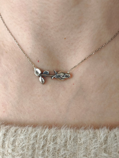 gül kolye – 925 ayar gümüş gonca gül tasarımı potansiyel ve canlılık enerjisi