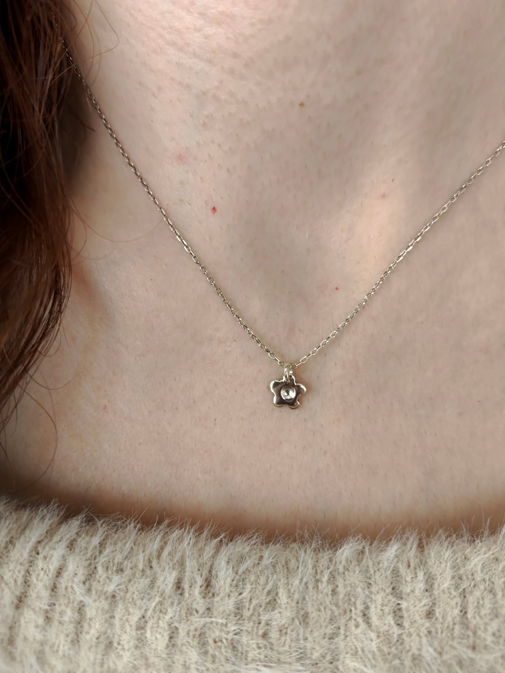 mini çiçek kolye – 925 ayar gümüş doğadan ilham alan sade takı

