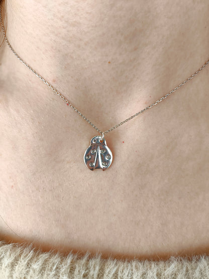 925 ayar gümüş uğur böceği kolye – çocukluk neşesi ve şans temalı takı